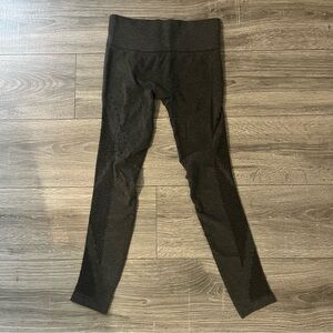 dark gray shosho leggings textured open knit patterned sides size s/m yoga